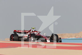 2022-03-17 - 24 ZHOU Guanyu (chi), Alfa Romeo F1 Team ORLEN C42, action during the Formula 1 Gulf Air Bahrain Grand Prix 2022, 1st round of the 2022 FIA Formula One World Championship, on the Bahrain International Circuit, from March 18 to 20, 2022 in Sakhir, Bahrain - FORMULA 1 GULF AIR BAHRAIN GRAND PRIX 2022, 1ST ROUND OF THE 2022 FIA FORMULA ONE WORLD CHAMPIONSHIP - FORMULA 1 - MOTORS