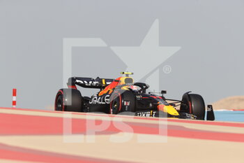 2022-03-17 - 11 PEREZ Sergio (mex), Red Bull Racing RB18, action during the Formula 1 Gulf Air Bahrain Grand Prix 2022, 1st round of the 2022 FIA Formula One World Championship, on the Bahrain International Circuit, from March 18 to 20, 2022 in Sakhir, Bahrain - FORMULA 1 GULF AIR BAHRAIN GRAND PRIX 2022, 1ST ROUND OF THE 2022 FIA FORMULA ONE WORLD CHAMPIONSHIP - FORMULA 1 - MOTORS