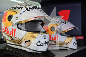2022-03-17 - VERSTAPPEN Max (ned), Red Bull Racing RB18, helmet, casque, during the Formula 1 Gulf Air Bahrain Grand Prix 2022, 1st round of the 2022 FIA Formula One World Championship, on the Bahrain International Circuit, from March 18 to 20, 2022 in Sakhir, Bahrain - FORMULA 1 GULF AIR BAHRAIN GRAND PRIX 2022, 1ST ROUND OF THE 2022 FIA FORMULA ONE WORLD CHAMPIONSHIP - FORMULA 1 - MOTORS
