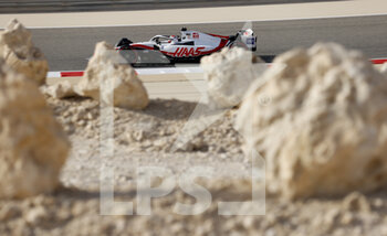 2022-03-17 - 20 MAGNUSSEN Kevin (den), Haas F1 Team VF-22 Ferrari, action during the Formula 1 Gulf Air Bahrain Grand Prix 2022, 1st round of the 2022 FIA Formula One World Championship, on the Bahrain International Circuit, from March 18 to 20, 2022 in Sakhir, Bahrain - FORMULA 1 GULF AIR BAHRAIN GRAND PRIX 2022, 1ST ROUND OF THE 2022 FIA FORMULA ONE WORLD CHAMPIONSHIP - FORMULA 1 - MOTORS