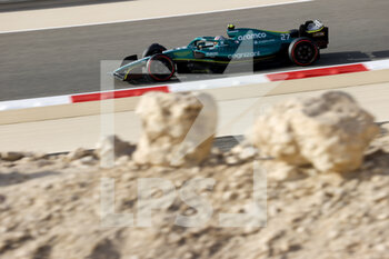 2022-03-17 - 27 HULKENBERG Nico (ger), Aston Martin F1 Team AMR22, action during the Formula 1 Gulf Air Bahrain Grand Prix 2022, 1st round of the 2022 FIA Formula One World Championship, on the Bahrain International Circuit, from March 18 to 20, 2022 in Sakhir, Bahrain - FORMULA 1 GULF AIR BAHRAIN GRAND PRIX 2022, 1ST ROUND OF THE 2022 FIA FORMULA ONE WORLD CHAMPIONSHIP - FORMULA 1 - MOTORS