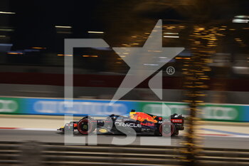 2022-03-17 - 01 VERSTAPPEN Max (nld), Red Bull Racing RB18, action during the Formula 1 Gulf Air Bahrain Grand Prix 2022, 1st round of the 2022 FIA Formula One World Championship, on the Bahrain International Circuit, from March 18 to 20, 2022 in Sakhir, Bahrain - FORMULA 1 GULF AIR BAHRAIN GRAND PRIX 2022, 1ST ROUND OF THE 2022 FIA FORMULA ONE WORLD CHAMPIONSHIP - FORMULA 1 - MOTORS