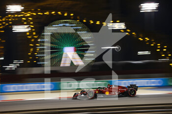 2022-03-17 - 55 SAINZ Carlos (spa), Scuderia Ferrari F1-75, action during the Formula 1 Gulf Air Bahrain Grand Prix 2022, 1st round of the 2022 FIA Formula One World Championship, on the Bahrain International Circuit, from March 18 to 20, 2022 in Sakhir, Bahrain - FORMULA 1 GULF AIR BAHRAIN GRAND PRIX 2022, 1ST ROUND OF THE 2022 FIA FORMULA ONE WORLD CHAMPIONSHIP - FORMULA 1 - MOTORS