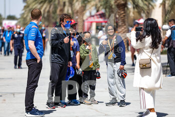 2022-03-18 - ALONSO Fernando (spa), Alpine F1 Team A522, portrait with fans during the Formula 1 Gulf Air Bahrain Grand Prix 2022, 1st round of the 2022 FIA Formula One World Championship, on the Bahrain International Circuit, from March 18 to 20, 2022 in Sakhir, Bahrain - FORMULA 1 GULF AIR BAHRAIN GRAND PRIX 2022, 1ST ROUND OF THE 2022 FIA FORMULA ONE WORLD CHAMPIONSHIP - FORMULA 1 - MOTORS