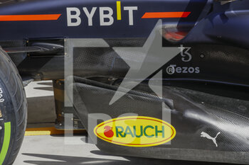 2022-03-18 - Red Bull Racing Honda RB18, mechanical detail sidepods during the Formula 1 Gulf Air Bahrain Grand Prix 2022, 1st round of the 2022 FIA Formula One World Championship, on the Bahrain International Circuit, from March 18 to 20, 2022 in Sakhir, Bahrain - FORMULA 1 GULF AIR BAHRAIN GRAND PRIX 2022, 1ST ROUND OF THE 2022 FIA FORMULA ONE WORLD CHAMPIONSHIP - FORMULA 1 - MOTORS