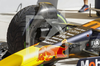 2022-03-18 - Red Bull Racing Honda RB18, mechanical detail front suspension during the Formula 1 Gulf Air Bahrain Grand Prix 2022, 1st round of the 2022 FIA Formula One World Championship, on the Bahrain International Circuit, from March 18 to 20, 2022 in Sakhir, Bahrain - FORMULA 1 GULF AIR BAHRAIN GRAND PRIX 2022, 1ST ROUND OF THE 2022 FIA FORMULA ONE WORLD CHAMPIONSHIP - FORMULA 1 - MOTORS