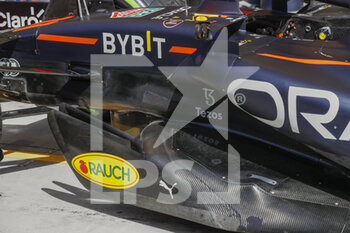 2022-03-18 - Red Bull Racing Honda RB18, mechanical detail sidepods during the Formula 1 Gulf Air Bahrain Grand Prix 2022, 1st round of the 2022 FIA Formula One World Championship, on the Bahrain International Circuit, from March 18 to 20, 2022 in Sakhir, Bahrain - FORMULA 1 GULF AIR BAHRAIN GRAND PRIX 2022, 1ST ROUND OF THE 2022 FIA FORMULA ONE WORLD CHAMPIONSHIP - FORMULA 1 - MOTORS