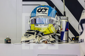 2022-03-18 - GASLY Pierre (fra), Scuderia AlphaTauri AT03, helmet in ukrainian colors during the Formula 1 Gulf Air Bahrain Grand Prix 2022, 1st round of the 2022 FIA Formula One World Championship, on the Bahrain International Circuit, from March 18 to 20, 2022 in Sakhir, Bahrain - FORMULA 1 GULF AIR BAHRAIN GRAND PRIX 2022, 1ST ROUND OF THE 2022 FIA FORMULA ONE WORLD CHAMPIONSHIP - FORMULA 1 - MOTORS
