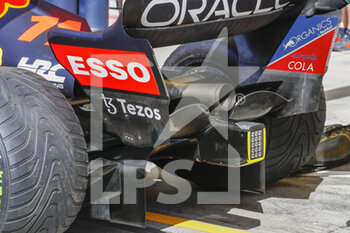 2022-03-18 - Red Bull Racing Honda RB18, mechanical detail rear diffuser during the Formula 1 Gulf Air Bahrain Grand Prix 2022, 1st round of the 2022 FIA Formula One World Championship, on the Bahrain International Circuit, from March 18 to 20, 2022 in Sakhir, Bahrain - FORMULA 1 GULF AIR BAHRAIN GRAND PRIX 2022, 1ST ROUND OF THE 2022 FIA FORMULA ONE WORLD CHAMPIONSHIP - FORMULA 1 - MOTORS
