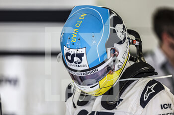 2022-03-18 - GASLY Pierre (fra), Scuderia AlphaTauri AT03, portrait, helmet in ukrainian colors during the Formula 1 Gulf Air Bahrain Grand Prix 2022, 1st round of the 2022 FIA Formula One World Championship, on the Bahrain International Circuit, from March 18 to 20, 2022 in Sakhir, Bahrain - FORMULA 1 GULF AIR BAHRAIN GRAND PRIX 2022, 1ST ROUND OF THE 2022 FIA FORMULA ONE WORLD CHAMPIONSHIP - FORMULA 1 - MOTORS