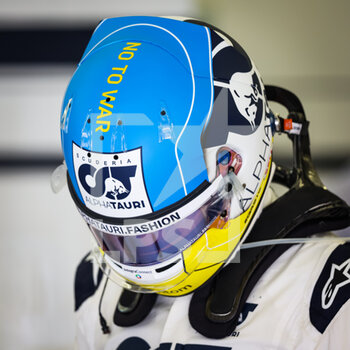 2022-03-18 - GASLY Pierre (fra), Scuderia AlphaTauri AT03, wearing his special helmet in tribute to Ukraine, during the Formula 1 Gulf Air Bahrain Grand Prix 2022, 1st round of the 2022 FIA Formula One World Championship, on the Bahrain International Circuit, from March 18 to 20, 2022 in Sakhir, Bahrain - FORMULA 1 GULF AIR BAHRAIN GRAND PRIX 2022, 1ST ROUND OF THE 2022 FIA FORMULA ONE WORLD CHAMPIONSHIP - FORMULA 1 - MOTORS