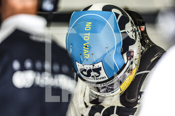 2022-03-18 - GASLY Pierre (fra), Scuderia AlphaTauri AT03, portrait, helmet in ukrainian colors during the Formula 1 Gulf Air Bahrain Grand Prix 2022, 1st round of the 2022 FIA Formula One World Championship, on the Bahrain International Circuit, from March 18 to 20, 2022 in Sakhir, Bahrain - FORMULA 1 GULF AIR BAHRAIN GRAND PRIX 2022, 1ST ROUND OF THE 2022 FIA FORMULA ONE WORLD CHAMPIONSHIP - FORMULA 1 - MOTORS