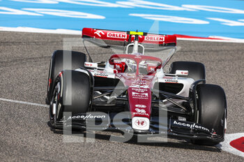 2022-03-18 - 24 ZHOU Guanyu (chi), Alfa Romeo F1 Team ORLEN C42, action during the Formula 1 Gulf Air Bahrain Grand Prix 2022, 1st round of the 2022 FIA Formula One World Championship, on the Bahrain International Circuit, from March 18 to 20, 2022 in Sakhir, Bahrain - FORMULA 1 GULF AIR BAHRAIN GRAND PRIX 2022, 1ST ROUND OF THE 2022 FIA FORMULA ONE WORLD CHAMPIONSHIP - FORMULA 1 - MOTORS