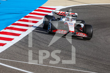 2022-03-18 - MAGNUSSEN Kevin (den), Haas F1 Team VF-22 Ferrari, action during the Formula 1 Gulf Air Bahrain Grand Prix 2022, 1st round of the 2022 FIA Formula One World Championship, on the Bahrain International Circuit, from March 18 to 20, 2022 in Sakhir, Bahrain - FORMULA 1 GULF AIR BAHRAIN GRAND PRIX 2022, 1ST ROUND OF THE 2022 FIA FORMULA ONE WORLD CHAMPIONSHIP - FORMULA 1 - MOTORS