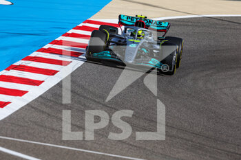2022-03-18 - 44 HAMILTON Lewis (gbr), Mercedes AMG F1 Team W13, action during the Formula 1 Gulf Air Bahrain Grand Prix 2022, 1st round of the 2022 FIA Formula One World Championship, on the Bahrain International Circuit, from March 18 to 20, 2022 in Sakhir, Bahrain - FORMULA 1 GULF AIR BAHRAIN GRAND PRIX 2022, 1ST ROUND OF THE 2022 FIA FORMULA ONE WORLD CHAMPIONSHIP - FORMULA 1 - MOTORS
