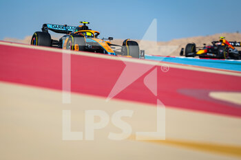 2022-03-18 - 04 NORRIS Lando (gbr), McLaren F1 Team MCL36, 11 PEREZ Sergio (mex), Red Bull Racing RB18, action during the Formula 1 Gulf Air Bahrain Grand Prix 2022, 1st round of the 2022 FIA Formula One World Championship, on the Bahrain International Circuit, from March 18 to 20, 2022 in Sakhir, Bahrain - FORMULA 1 GULF AIR BAHRAIN GRAND PRIX 2022, 1ST ROUND OF THE 2022 FIA FORMULA ONE WORLD CHAMPIONSHIP - FORMULA 1 - MOTORS