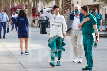 2022-03-18 - STROLL Lance (can), Aston Martin F1 Team AMR22, and his father Lawrence during the Formula 1 Gulf Air Bahrain Grand Prix 2022, 1st round of the 2022 FIA Formula One World Championship, on the Bahrain International Circuit, from March 18 to 20, 2022 in Sakhir, Bahrain - FORMULA 1 GULF AIR BAHRAIN GRAND PRIX 2022, 1ST ROUND OF THE 2022 FIA FORMULA ONE WORLD CHAMPIONSHIP - FORMULA 1 - MOTORS