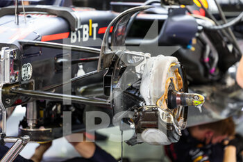 2022-03-18 - Red Bull Racing Honda RB18, mechanical detail of the front brake during the Formula 1 Gulf Air Bahrain Grand Prix 2022, 1st round of the 2022 FIA Formula One World Championship, on the Bahrain International Circuit, from March 18 to 20, 2022 in Sakhir, Bahrain - FORMULA 1 GULF AIR BAHRAIN GRAND PRIX 2022, 1ST ROUND OF THE 2022 FIA FORMULA ONE WORLD CHAMPIONSHIP - FORMULA 1 - MOTORS