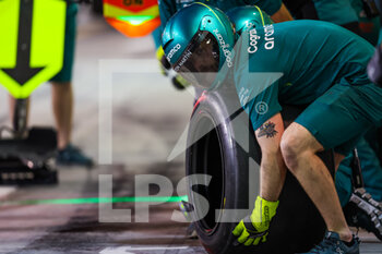 2022-03-18 - Aston Martin F1 Team, ambiance mechanic during the Formula 1 Gulf Air Bahrain Grand Prix 2022, 1st round of the 2022 FIA Formula One World Championship, on the Bahrain International Circuit, from March 18 to 20, 2022 in Sakhir, Bahrain - FORMULA 1 GULF AIR BAHRAIN GRAND PRIX 2022, 1ST ROUND OF THE 2022 FIA FORMULA ONE WORLD CHAMPIONSHIP - FORMULA 1 - MOTORS