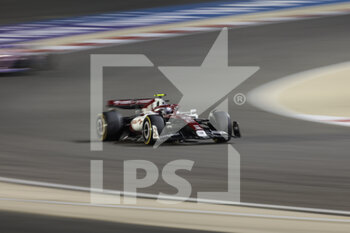 2022-03-18 - 24 ZHOU Guanyu (chi), Alfa Romeo F1 Team ORLEN C42, action during the Formula 1 Gulf Air Bahrain Grand Prix 2022, 1st round of the 2022 FIA Formula One World Championship, on the Bahrain International Circuit, from March 18 to 20, 2022 in Sakhir, Bahrain - FORMULA 1 GULF AIR BAHRAIN GRAND PRIX 2022, 1ST ROUND OF THE 2022 FIA FORMULA ONE WORLD CHAMPIONSHIP - FORMULA 1 - MOTORS