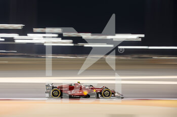 2022-03-18 - 55 SAINZ Carlos (spa), Scuderia Ferrari F1-75, action during the Formula 1 Gulf Air Bahrain Grand Prix 2022, 1st round of the 2022 FIA Formula One World Championship, on the Bahrain International Circuit, from March 18 to 20, 2022 in Sakhir, Bahrain - FORMULA 1 GULF AIR BAHRAIN GRAND PRIX 2022, 1ST ROUND OF THE 2022 FIA FORMULA ONE WORLD CHAMPIONSHIP - FORMULA 1 - MOTORS