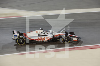 2022-03-18 - 20 MAGNUSSEN Kevin (den), Haas F1 Team VF-22 Ferrari, action during the Formula 1 Gulf Air Bahrain Grand Prix 2022, 1st round of the 2022 FIA Formula One World Championship, on the Bahrain International Circuit, from March 18 to 20, 2022 in Sakhir, Bahrain - FORMULA 1 GULF AIR BAHRAIN GRAND PRIX 2022, 1ST ROUND OF THE 2022 FIA FORMULA ONE WORLD CHAMPIONSHIP - FORMULA 1 - MOTORS