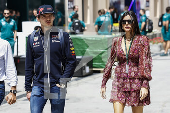 2022-03-19 - VERSTAPPEN Max (ned), Red Bull Racing RB18, portrait girlfriend Kelly Piquet during the Formula 1 Gulf Air Bahrain Grand Prix 2022, 1st round of the 2022 FIA Formula One World Championship, on the Bahrain International Circuit, from March 18 to 20, 2022 in Sakhir, Bahrain - FORMULA 1 GULF AIR BAHRAIN GRAND PRIX 2022, 1ST ROUND OF THE 2022 FIA FORMULA ONE WORLD CHAMPIONSHIP - FORMULA 1 - MOTORS