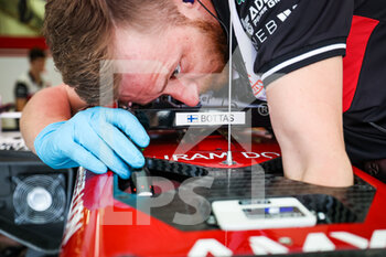 2022-03-19 - Alfa Romeo F1 Team ORLEN, ambiance mechanic during the Formula 1 Gulf Air Bahrain Grand Prix 2022, 1st round of the 2022 FIA Formula One World Championship, on the Bahrain International Circuit, from March 18 to 20, 2022 in Sakhir, Bahrain - FORMULA 1 GULF AIR BAHRAIN GRAND PRIX 2022, 1ST ROUND OF THE 2022 FIA FORMULA ONE WORLD CHAMPIONSHIP - FORMULA 1 - MOTORS