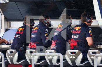 2022-03-19 - Red Bull Racing, ambiance pitwall during the Formula 1 Gulf Air Bahrain Grand Prix 2022, 1st round of the 2022 FIA Formula One World Championship, on the Bahrain International Circuit, from March 18 to 20, 2022 in Sakhir, Bahrain - FORMULA 1 GULF AIR BAHRAIN GRAND PRIX 2022, 1ST ROUND OF THE 2022 FIA FORMULA ONE WORLD CHAMPIONSHIP - FORMULA 1 - MOTORS