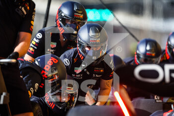 2022-03-19 - Red Bull Racing, ambiance mechanics pitstop during the Formula 1 Gulf Air Bahrain Grand Prix 2022, 1st round of the 2022 FIA Formula One World Championship, on the Bahrain International Circuit, from March 18 to 20, 2022 in Sakhir, Bahrain - FORMULA 1 GULF AIR BAHRAIN GRAND PRIX 2022, 1ST ROUND OF THE 2022 FIA FORMULA ONE WORLD CHAMPIONSHIP - FORMULA 1 - MOTORS