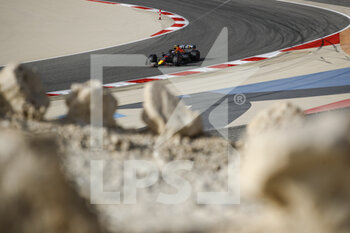 2022-03-19 - 11 PEREZ Sergio (mex), Red Bull Racing RB18, action during the Formula 1 Gulf Air Bahrain Grand Prix 2022, 1st round of the 2022 FIA Formula One World Championship, on the Bahrain International Circuit, from March 18 to 20, 2022 in Sakhir, Bahrain - FORMULA 1 GULF AIR BAHRAIN GRAND PRIX 2022, 1ST ROUND OF THE 2022 FIA FORMULA ONE WORLD CHAMPIONSHIP - FORMULA 1 - MOTORS