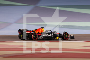 2022-03-19 - 01 VERSTAPPEN Max (nld), Red Bull Racing RB18, action during the Formula 1 Gulf Air Bahrain Grand Prix 2022, 1st round of the 2022 FIA Formula One World Championship, on the Bahrain International Circuit, from March 18 to 20, 2022 in Sakhir, Bahrain - FORMULA 1 GULF AIR BAHRAIN GRAND PRIX 2022, 1ST ROUND OF THE 2022 FIA FORMULA ONE WORLD CHAMPIONSHIP - FORMULA 1 - MOTORS