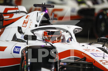 2022-03-19 - 20 MAGNUSSEN Kevin (den), Haas F1 Team VF-22 Ferrari, action during the Formula 1 Gulf Air Bahrain Grand Prix 2022, 1st round of the 2022 FIA Formula One World Championship, on the Bahrain International Circuit, from March 18 to 20, 2022 in Sakhir, Bahrain - FORMULA 1 GULF AIR BAHRAIN GRAND PRIX 2022, 1ST ROUND OF THE 2022 FIA FORMULA ONE WORLD CHAMPIONSHIP - FORMULA 1 - MOTORS
