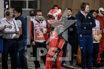 2022-03-19 - LECLERC Charles (mco), Scuderia Ferrari F1-75, portrait celebrates his pole position during the Formula 1 Gulf Air Bahrain Grand Prix 2022, 1st round of the 2022 FIA Formula One World Championship, on the Bahrain International Circuit, from March 18 to 20, 2022 in Sakhir, Bahrain - FORMULA 1 GULF AIR BAHRAIN GRAND PRIX 2022, 1ST ROUND OF THE 2022 FIA FORMULA ONE WORLD CHAMPIONSHIP - FORMULA 1 - MOTORS