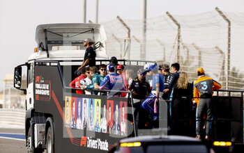 2022-03-20 - Drivers pilotes on bus parade during the Formula 1 Gulf Air Bahrain Grand Prix 2022, 1st round of the 2022 FIA Formula One World Championship, on the Bahrain International Circuit, from March 18 to 20, 2022 in Sakhir, Bahrain - FORMULA 1 GULF AIR BAHRAIN GRAND PRIX 2022, 1ST ROUND OF THE 2022 FIA FORMULA ONE WORLD CHAMPIONSHIP - FORMULA 1 - MOTORS