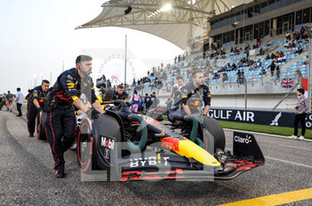 2022-03-20 - 11 PEREZ Sergio (mex), Red Bull Racing RB18, action starting grid during the Formula 1 Gulf Air Bahrain Grand Prix 2022, 1st round of the 2022 FIA Formula One World Championship, on the Bahrain International Circuit, from March 18 to 20, 2022 in Sakhir, Bahrain - FORMULA 1 GULF AIR BAHRAIN GRAND PRIX 2022, 1ST ROUND OF THE 2022 FIA FORMULA ONE WORLD CHAMPIONSHIP - FORMULA 1 - MOTORS