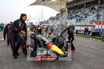 2022-03-20 - 01 VERSTAPPEN Max (nld), Red Bull Racing RB18, action starting grid during the Formula 1 Gulf Air Bahrain Grand Prix 2022, 1st round of the 2022 FIA Formula One World Championship, on the Bahrain International Circuit, from March 18 to 20, 2022 in Sakhir, Bahrain - FORMULA 1 GULF AIR BAHRAIN GRAND PRIX 2022, 1ST ROUND OF THE 2022 FIA FORMULA ONE WORLD CHAMPIONSHIP - FORMULA 1 - MOTORS