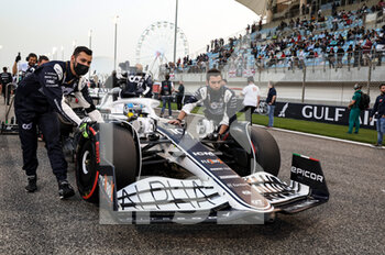 2022-03-20 - 10 GASLY Pierre (fra), Scuderia AlphaTauri AT03, starting grid during the Formula 1 Gulf Air Bahrain Grand Prix 2022, 1st round of the 2022 FIA Formula One World Championship, on the Bahrain International Circuit, from March 18 to 20, 2022 in Sakhir, Bahrain - FORMULA 1 GULF AIR BAHRAIN GRAND PRIX 2022, 1ST ROUND OF THE 2022 FIA FORMULA ONE WORLD CHAMPIONSHIP - FORMULA 1 - MOTORS