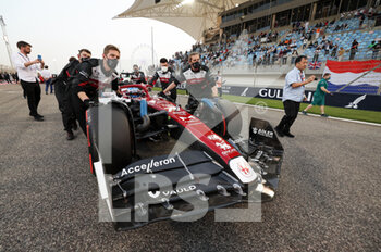 2022-03-20 - 77 BOTTAS Valtteri (fin), Alfa Romeo F1 Team ORLEN C42, action starting grid during the Formula 1 Gulf Air Bahrain Grand Prix 2022, 1st round of the 2022 FIA Formula One World Championship, on the Bahrain International Circuit, from March 18 to 20, 2022 in Sakhir, Bahrain - FORMULA 1 GULF AIR BAHRAIN GRAND PRIX 2022, 1ST ROUND OF THE 2022 FIA FORMULA ONE WORLD CHAMPIONSHIP - FORMULA 1 - MOTORS