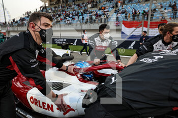 2022-03-20 - 77 BOTTAS Valtteri (fin), Alfa Romeo F1 Team ORLEN C42, action starting grid during the Formula 1 Gulf Air Bahrain Grand Prix 2022, 1st round of the 2022 FIA Formula One World Championship, on the Bahrain International Circuit, from March 18 to 20, 2022 in Sakhir, Bahrain - FORMULA 1 GULF AIR BAHRAIN GRAND PRIX 2022, 1ST ROUND OF THE 2022 FIA FORMULA ONE WORLD CHAMPIONSHIP - FORMULA 1 - MOTORS