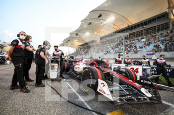 2022-03-20 - Alfa Romeo F1 Team ORLEN, ambiance starting grid during the Formula 1 Gulf Air Bahrain Grand Prix 2022, 1st round of the 2022 FIA Formula One World Championship, on the Bahrain International Circuit, from March 18 to 20, 2022 in Sakhir, Bahrain - FORMULA 1 GULF AIR BAHRAIN GRAND PRIX 2022, 1ST ROUND OF THE 2022 FIA FORMULA ONE WORLD CHAMPIONSHIP - FORMULA 1 - MOTORS
