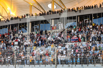 2022-03-20 - Fans in the grandstands during the Formula 1 Gulf Air Bahrain Grand Prix 2022, 1st round of the 2022 FIA Formula One World Championship, on the Bahrain International Circuit, from March 18 to 20, 2022 in Sakhir, Bahrain - FORMULA 1 GULF AIR BAHRAIN GRAND PRIX 2022, 1ST ROUND OF THE 2022 FIA FORMULA ONE WORLD CHAMPIONSHIP - FORMULA 1 - MOTORS