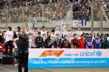 2022-03-20 - Drivers family picture supporting UNICEF on the starting grid during the Formula 1 Gulf Air Bahrain Grand Prix 2022, 1st round of the 2022 FIA Formula One World Championship, on the Bahrain International Circuit, from March 18 to 20, 2022 in Sakhir, Bahrain - FORMULA 1 GULF AIR BAHRAIN GRAND PRIX 2022, 1ST ROUND OF THE 2022 FIA FORMULA ONE WORLD CHAMPIONSHIP - FORMULA 1 - MOTORS