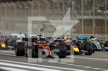 2022-03-20 - Start race 16 LECLERC Charles (mco), Scuderia Ferrari F1-75, action 01 VERSTAPPEN Max (nld), Red Bull Racing RB18, action during the Formula 1 Gulf Air Bahrain Grand Prix 2022, 1st round of the 2022 FIA Formula One World Championship, on the Bahrain International Circuit, from March 18 to 20, 2022 in Sakhir, Bahrain - FORMULA 1 GULF AIR BAHRAIN GRAND PRIX 2022, 1ST ROUND OF THE 2022 FIA FORMULA ONE WORLD CHAMPIONSHIP - FORMULA 1 - MOTORS