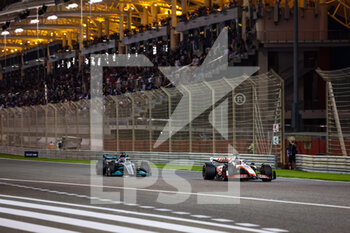 2022-03-20 - MAGNUSSEN Kevin (den), Haas F1 Team VF-22 Ferrari, RUSSELL George (gbr), Mercedes AMG F1 Team W13, action during the Formula 1 Gulf Air Bahrain Grand Prix 2022, 1st round of the 2022 FIA Formula One World Championship, on the Bahrain International Circuit, from March 18 to 20, 2022 in Sakhir, Bahrain - FORMULA 1 GULF AIR BAHRAIN GRAND PRIX 2022, 1ST ROUND OF THE 2022 FIA FORMULA ONE WORLD CHAMPIONSHIP - FORMULA 1 - MOTORS