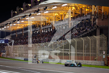 2022-03-20 - 44 HAMILTON Lewis (gbr), Mercedes AMG F1 Team W13, 11 PEREZ Sergio (mex), Red Bull Racing RB18, action during the Formula 1 Gulf Air Bahrain Grand Prix 2022, 1st round of the 2022 FIA Formula One World Championship, on the Bahrain International Circuit, from March 18 to 20, 2022 in Sakhir, Bahrain - FORMULA 1 GULF AIR BAHRAIN GRAND PRIX 2022, 1ST ROUND OF THE 2022 FIA FORMULA ONE WORLD CHAMPIONSHIP - FORMULA 1 - MOTORS