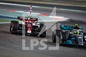 2022-03-20 - 24 ZHOU Guanyu (chi), Alfa Romeo F1 Team ORLEN C42, 44 HAMILTON Lewis (gbr), Mercedes AMG F1 Team W13, action during the Formula 1 Gulf Air Bahrain Grand Prix 2022, 1st round of the 2022 FIA Formula One World Championship, on the Bahrain International Circuit, from March 18 to 20, 2022 in Sakhir, Bahrain - FORMULA 1 GULF AIR BAHRAIN GRAND PRIX 2022, 1ST ROUND OF THE 2022 FIA FORMULA ONE WORLD CHAMPIONSHIP - FORMULA 1 - MOTORS