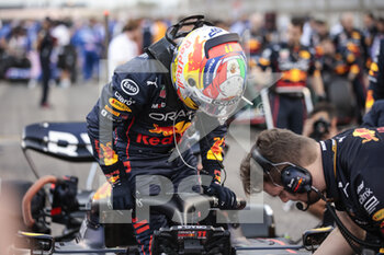 2022-03-20 - PEREZ Sergio (mex), Red Bull Racing RB18, portrait during the Formula 1 Gulf Air Bahrain Grand Prix 2022, 1st round of the 2022 FIA Formula One World Championship, on the Bahrain International Circuit, from March 18 to 20, 2022 in Sakhir, Bahrain - FORMULA 1 GULF AIR BAHRAIN GRAND PRIX 2022, 1ST ROUND OF THE 2022 FIA FORMULA ONE WORLD CHAMPIONSHIP - FORMULA 1 - MOTORS