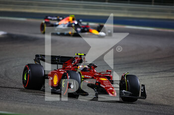 2022-03-20 - 55 SAINZ Carlos (spa), Scuderia Ferrari F1-75, 11 PEREZ Sergio (mex), Red Bull Racing RB18, action during the Formula 1 Gulf Air Bahrain Grand Prix 2022, 1st round of the 2022 FIA Formula One World Championship, on the Bahrain International Circuit, from March 18 to 20, 2022 in Sakhir, Bahrain - FORMULA 1 GULF AIR BAHRAIN GRAND PRIX 2022, 1ST ROUND OF THE 2022 FIA FORMULA ONE WORLD CHAMPIONSHIP - FORMULA 1 - MOTORS