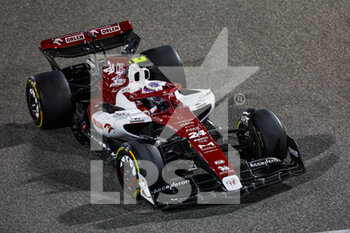 2022-03-20 - 24 ZHOU Guanyu (chi), Alfa Romeo F1 Team ORLEN C42, action during the Formula 1 Gulf Air Bahrain Grand Prix 2022, 1st round of the 2022 FIA Formula One World Championship, on the Bahrain International Circuit, from March 18 to 20, 2022 in Sakhir, Bahrain - FORMULA 1 GULF AIR BAHRAIN GRAND PRIX 2022, 1ST ROUND OF THE 2022 FIA FORMULA ONE WORLD CHAMPIONSHIP - FORMULA 1 - MOTORS